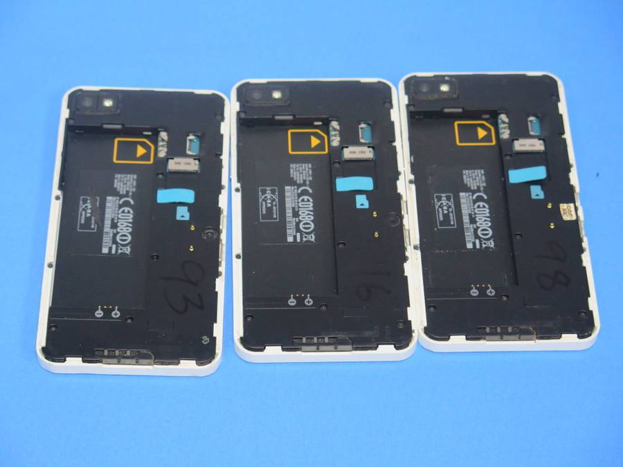 3 X Blackberry phones - For spares or repairs