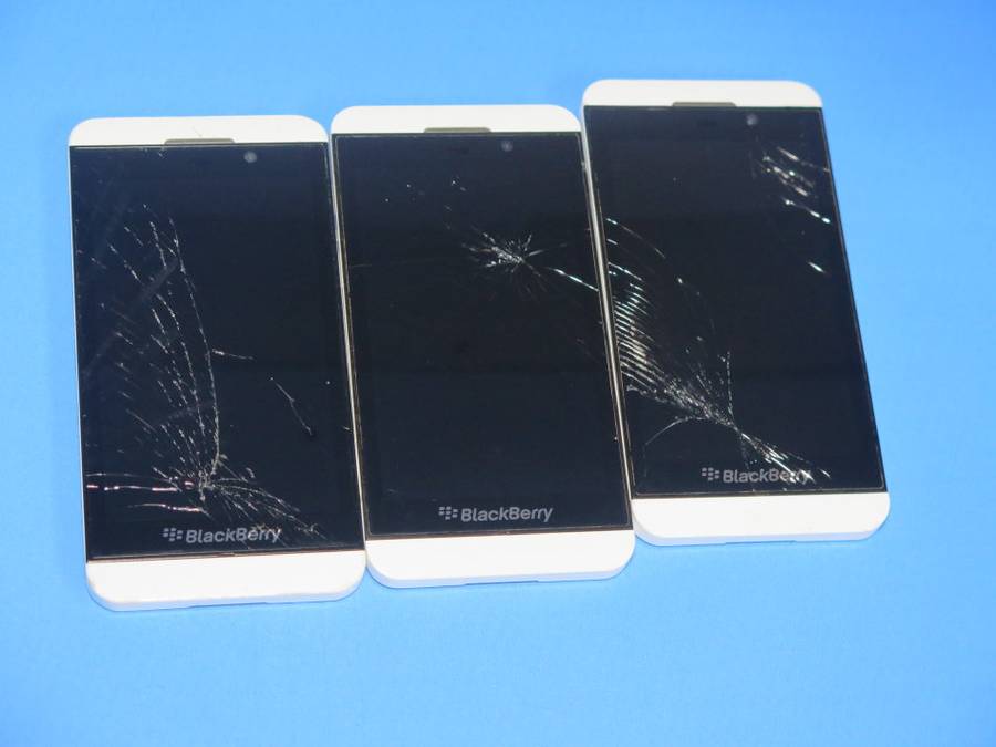 3 X Blackberry phones - For spares or repairs