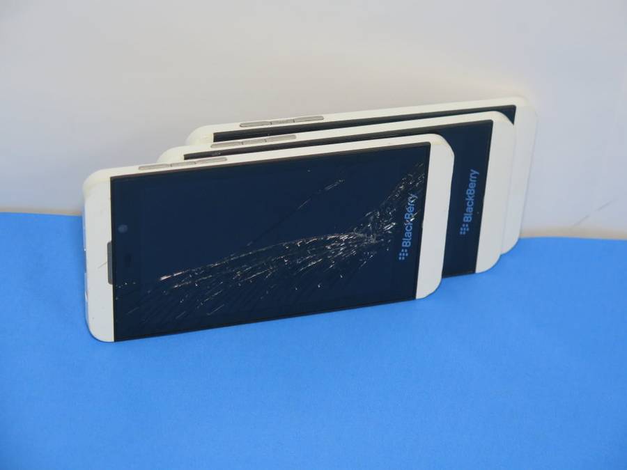 3 X Blackberry phones - For spares or repairs