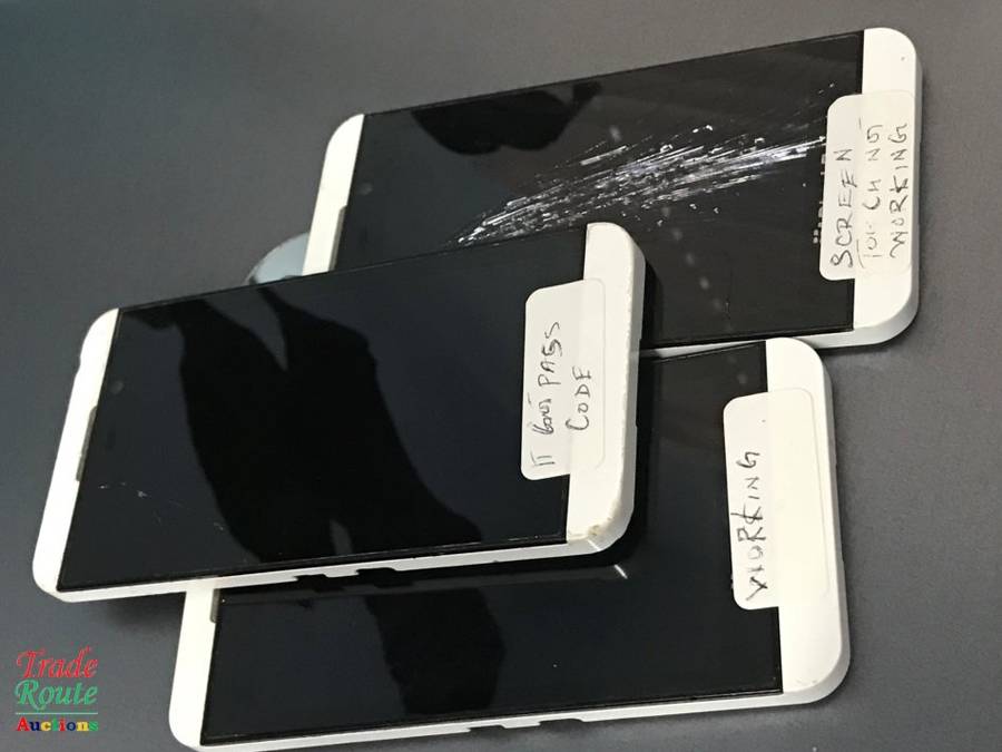 3 X Blackberry phones - For spares or repairs