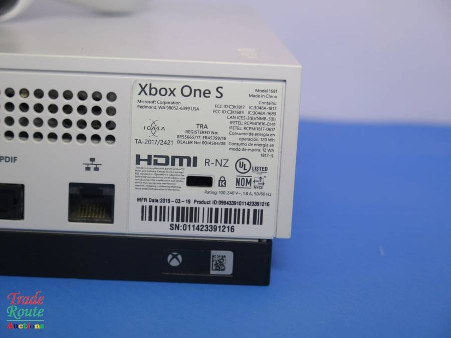 Microsoft Xbox One S 500GB Console (WHITE) Model 1681 + 1 Controller (WHITE)