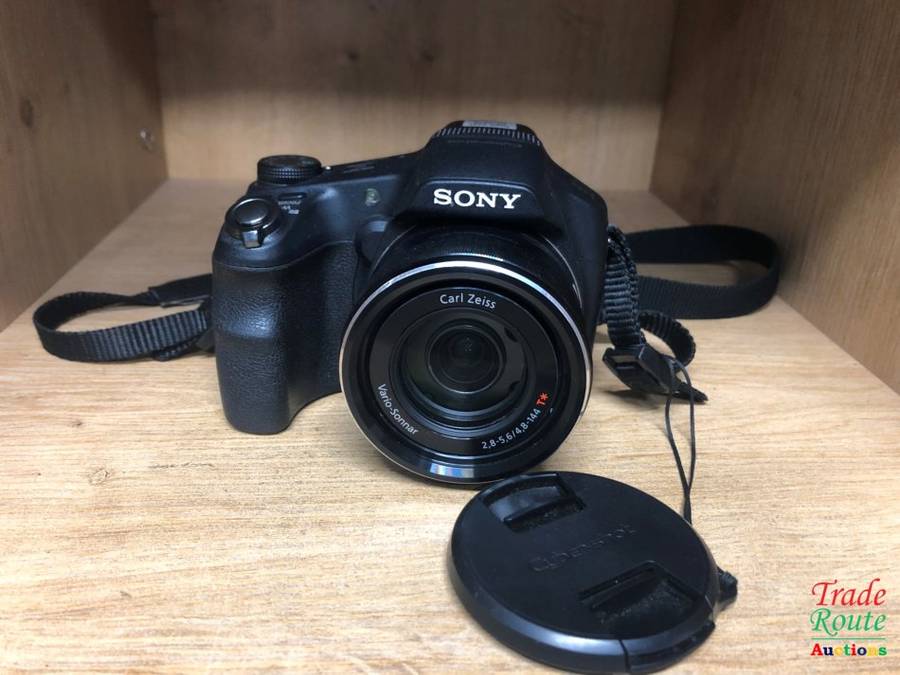 Sony Cyber-shot DSC-HX200V 18.2 MP Exmor R CMOS Digital Camera with 30x Optical Zoom