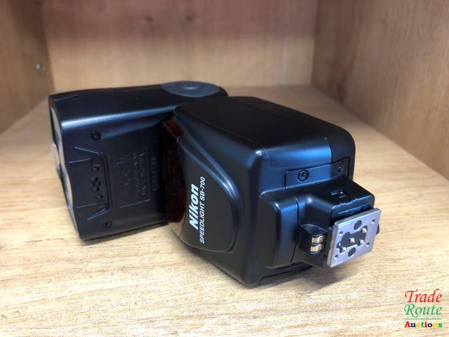 Nikon SB-700 Speedlight Flash - SB700 Flash light for Nikon DSLR Cameras with pouch