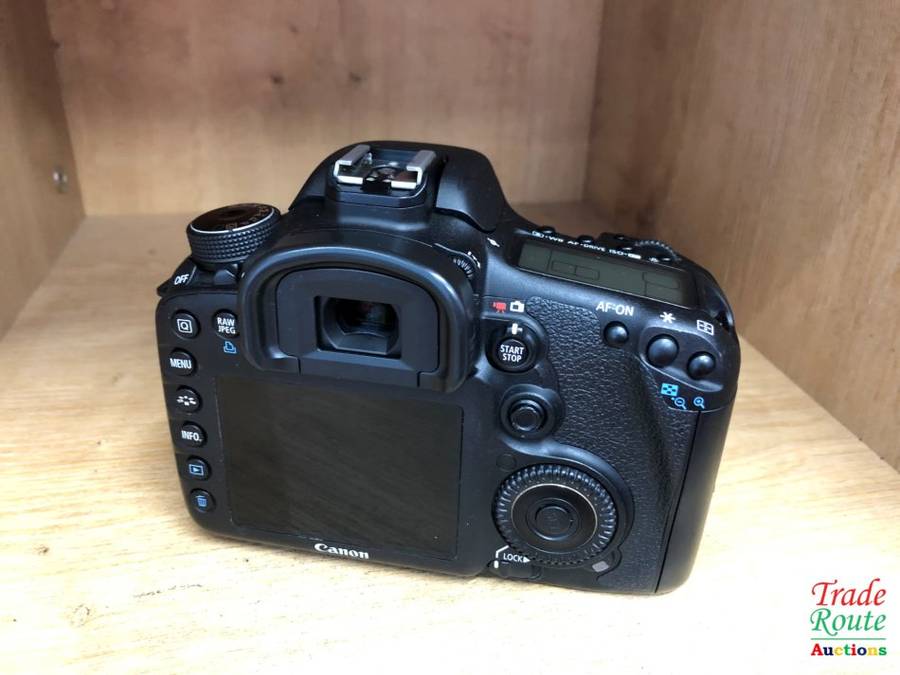Canon EOS 7D 18MP PROFESSIONAL Digital SLR Camera (BODY) - 18 Megapixels