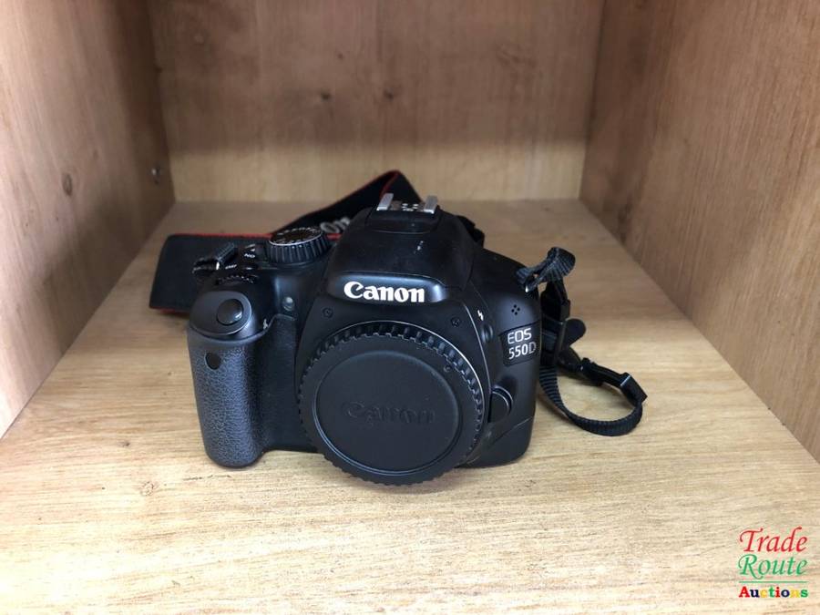 CANON EOS 550D DIGITAL SLR CAMERA (BODY ONLY) - well used - Rubber grip loose