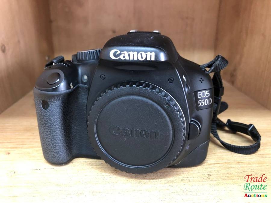 CANON EOS 550D DIGITAL SLR CAMERA (BODY ONLY) - well used - Rubber grip loose