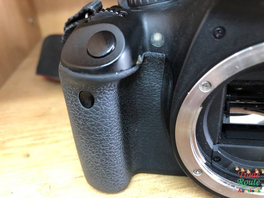 CANON EOS 550D DIGITAL SLR CAMERA (BODY ONLY) - well used - Rubber grip loose