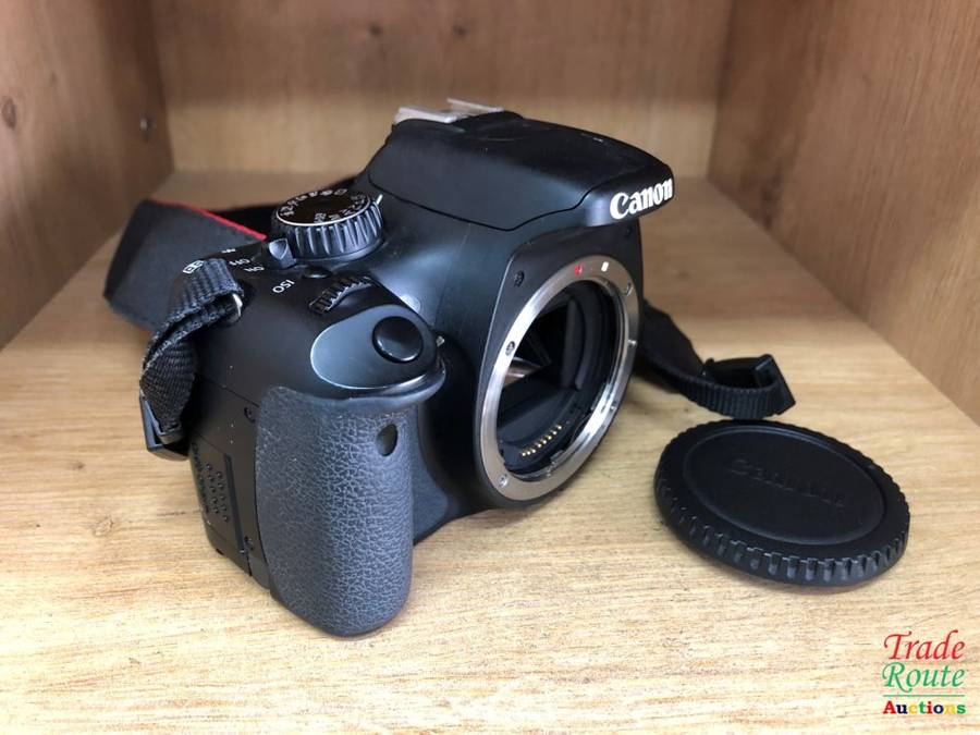 CANON EOS 550D DIGITAL SLR CAMERA (BODY ONLY) - well used - Rubber grip loose