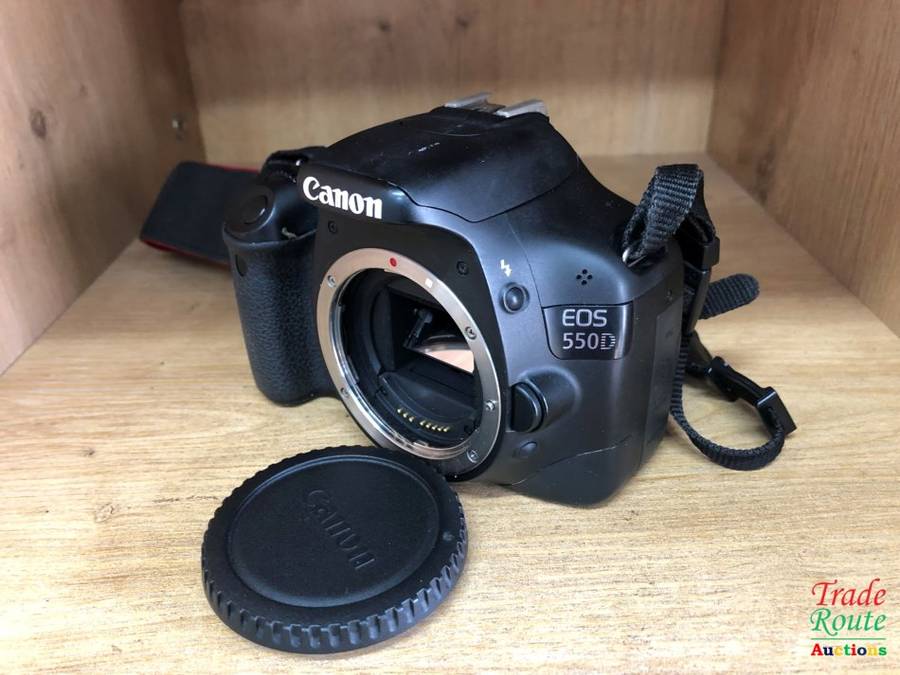 CANON EOS 550D DIGITAL SLR CAMERA (BODY ONLY) - well used - Rubber grip loose