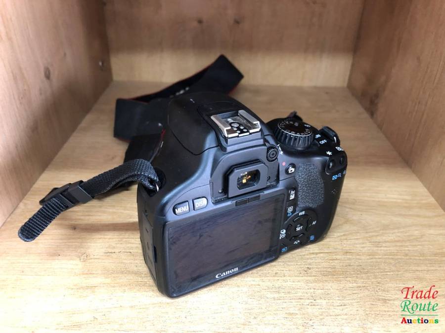 CANON EOS 550D DIGITAL SLR CAMERA (BODY ONLY) - well used - Rubber grip loose