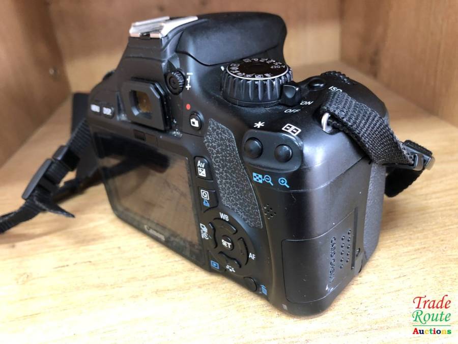 CANON EOS 550D DIGITAL SLR CAMERA (BODY ONLY) - well used - Rubber grip loose