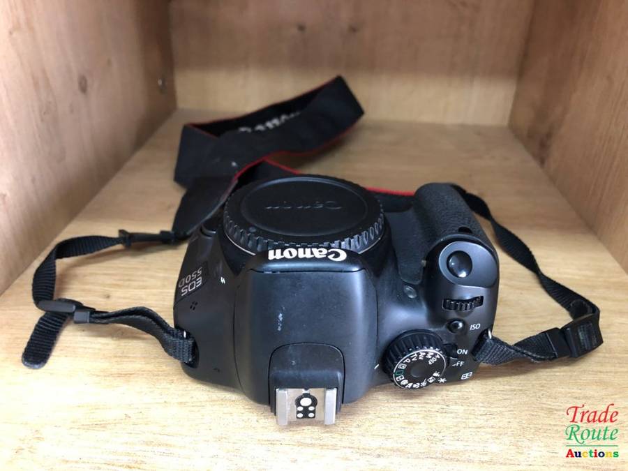 CANON EOS 550D DIGITAL SLR CAMERA (BODY ONLY) - well used - Rubber grip loose