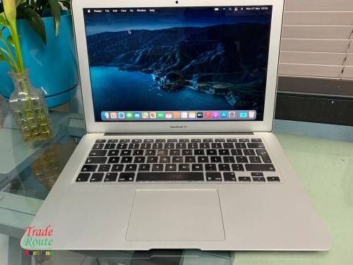 MacBook Air 13.3-inch | Core i5 1.4GHz | 4GB RAM | 256GB SSD DRIVE **  EARLY 2014***