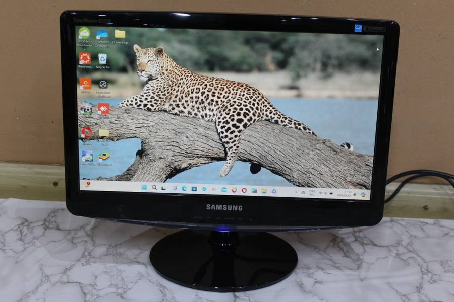 Samsung B1930N 18.5` Widescreen LCD Monitor (High Gloss Black)