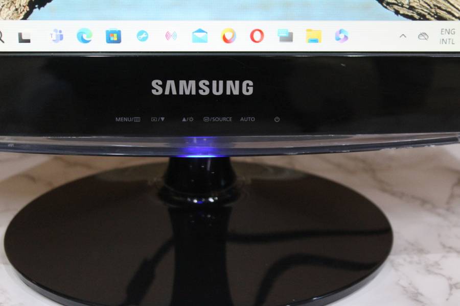 Samsung B1930N 18.5` Widescreen LCD Monitor (High Gloss Black)