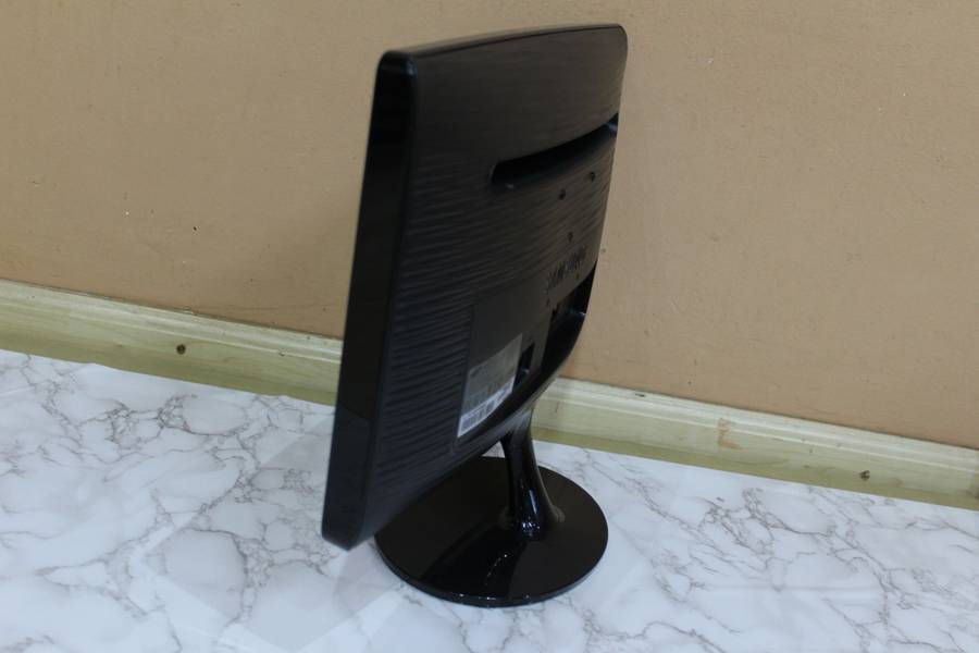 Samsung B1930N 18.5` Widescreen LCD Monitor (High Gloss Black)