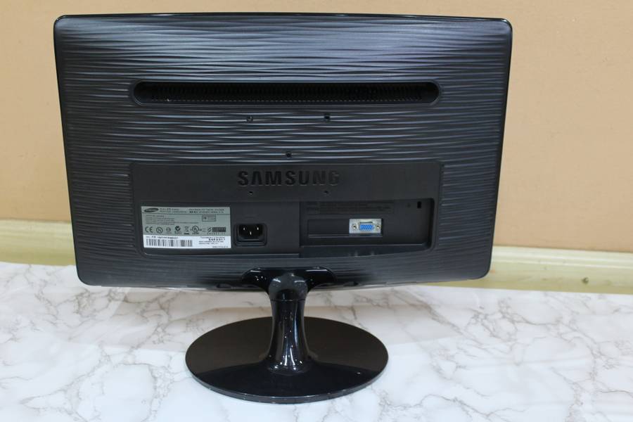 Samsung B1930N 18.5` Widescreen LCD Monitor (High Gloss Black)