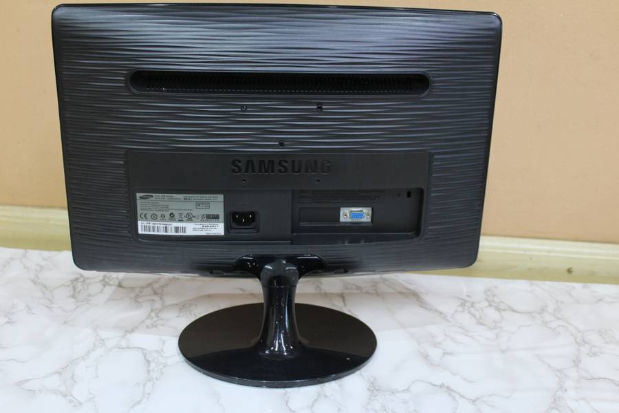 Samsung B1930N 18.5` Widescreen LCD Monitor (High Gloss Black)