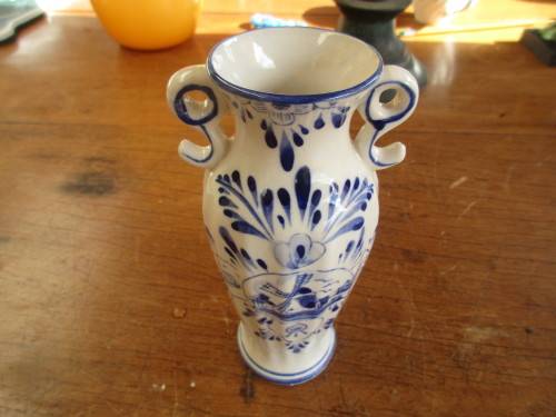 BEAUTIFUL TWIN HANDLED BLUE VASE