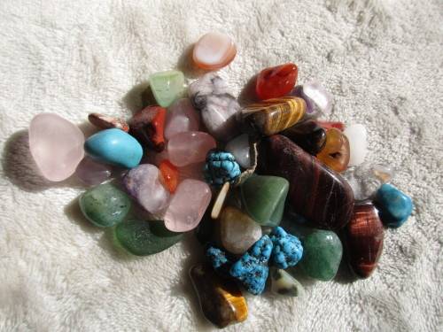 1 BEAUTIFUL STONE EGG, 3 SMALLER STONES AND  LOTS OF POLISHED SMALL STONES IDEAL FOR JEWELLERY