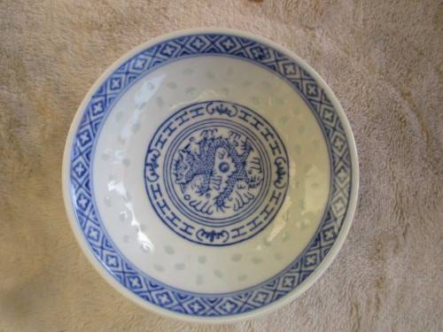 THREE CHINESE ITEMS 1 ZHONGGUO CHINESE PLATE AND TWO ZHONGGUO JINGDEZHEN SPOONS RICE PATTERN 1970,S