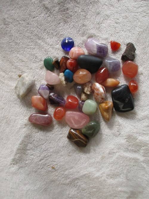 COLLECTION OF 39 POLISHED  BRIGHTLY COLOURED  SMALLISH STONES IDEAL FOR JEWELLERY