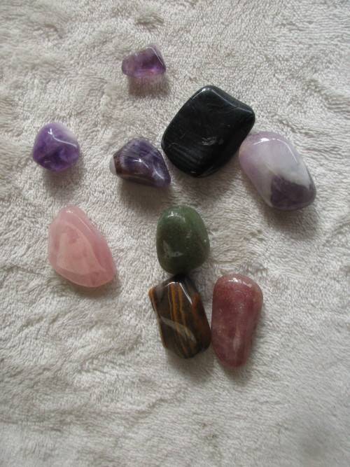 COLLECTION OF 39 POLISHED  BRIGHTLY COLOURED  SMALLISH STONES IDEAL FOR JEWELLERY