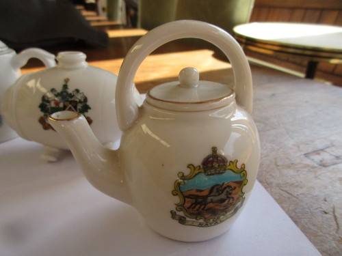 COLLECTION 4 MINIATURE CHINA ITEMS