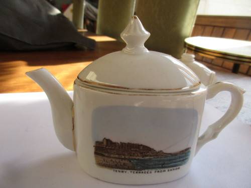 COLLECTION 4 MINIATURE CHINA ITEMS