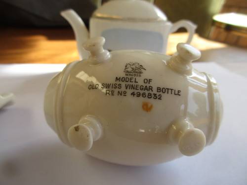 COLLECTION 4 MINIATURE CHINA ITEMS