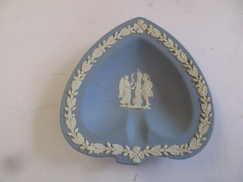 BEAUTIFUL TWO WEDGWOOD ITEMS A  HEART SHAPED ASH BOWL AND A NUT DISH DEPICTING THE PORTLAND VASE