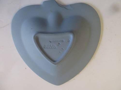 BEAUTIFUL TWO WEDGWOOD ITEMS A  HEART SHAPED ASH BOWL AND A NUT DISH DEPICTING THE PORTLAND VASE