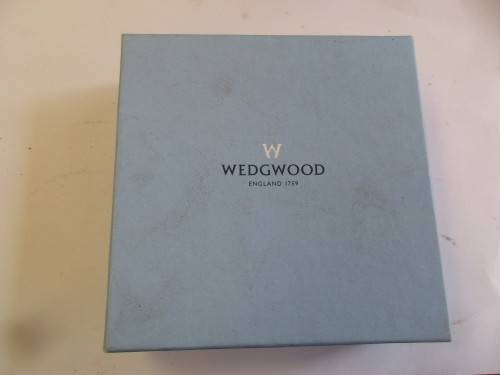 BEAUTIFUL TWO WEDGWOOD ITEMS A  HEART SHAPED ASH BOWL AND A NUT DISH DEPICTING THE PORTLAND VASE