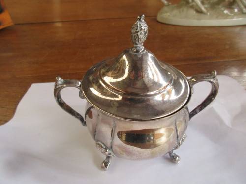 BEAUTIFUL SILVER PLATE  CREAMER AND SUGAR BOWL