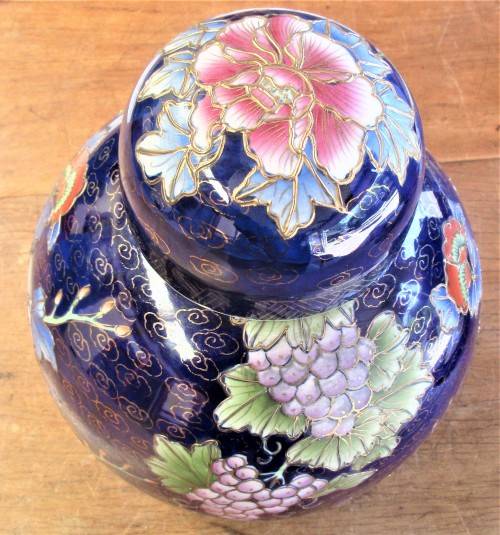 BEAUTIFUL HUGE CHINESE GINGER JAR  WITH LID ZHONGGUO ZHI ZAO  C 1980`S