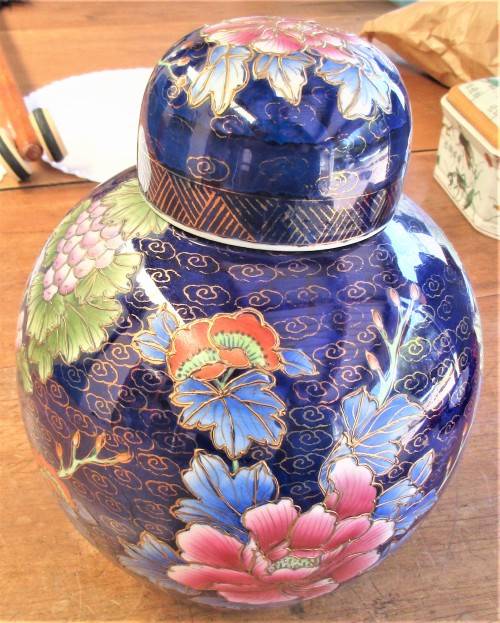 BEAUTIFUL HUGE CHINESE GINGER JAR  WITH LID ZHONGGUO ZHI ZAO  C 1980`S