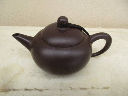 BEAUTIFUL CHINESE YIXING POTTERY TEAPOT