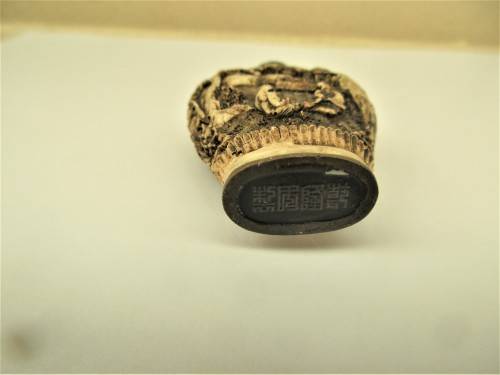 BEAUTIFUL CHINESE  HANDCARVED  WHITE RESIN  SNUFF BOTTLE