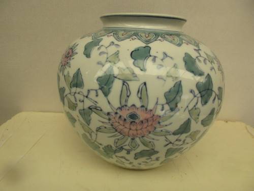 BEAUTIFUL CHINESE ZHONGGUO JINGDEZHEN  VASE C 1960 HANDPAINTED.