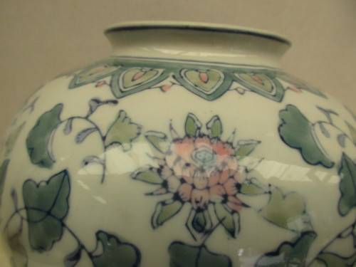 BEAUTIFUL CHINESE ZHONGGUO JINGDEZHEN  VASE C 1960 HANDPAINTED.