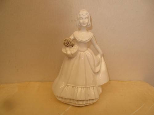 VINTAGE PORTUGUESE FAIART PORCELAIN GIRL
