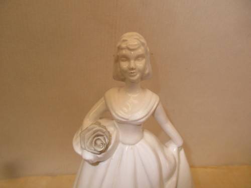VINTAGE PORTUGUESE FAIART PORCELAIN GIRL