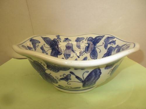 BEAUTIFUL MING BLUE AND WHITE SALAD DISH HANDPAINTED UNDERGLAZE  BUTTERFLY PATTERN