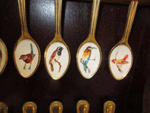 BEAUTIFUL 24 CT JAPANESE ENAMEL BIRD TEASPOONS IN WOOD DISPLAY HOLDER