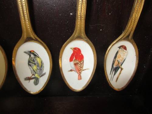 BEAUTIFUL 24 CT JAPANESE ENAMEL BIRD TEASPOONS IN WOOD DISPLAY HOLDER