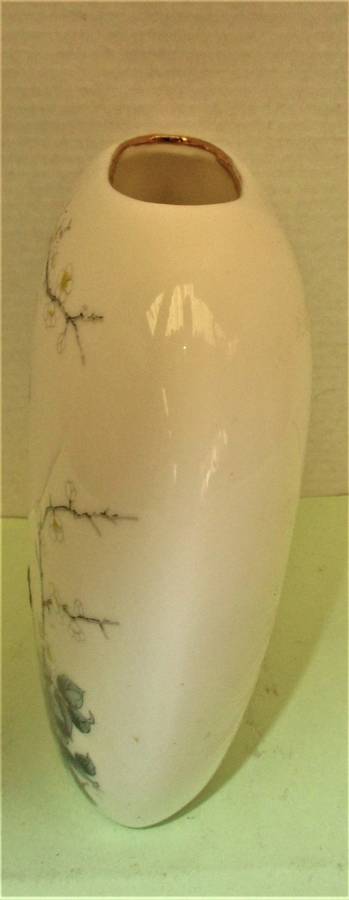 BEAUTIFUL JAY CHINA SPILL VASE  1980`S