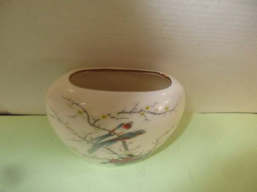 BEAUTIFUL JAY CHINA SPILL VASE  1980`S
