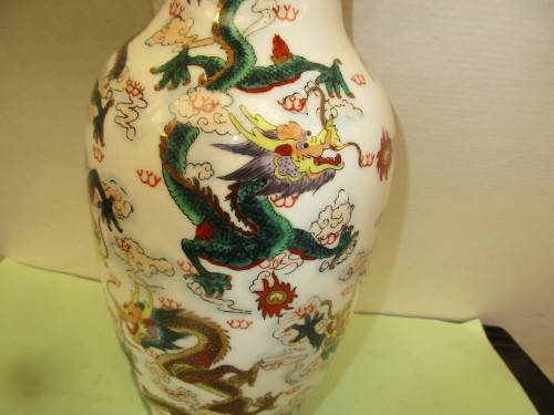BEAUTIFUL ZHONGGUO  JINGDEZHEN TALL VASE DRAGONS PATTERN