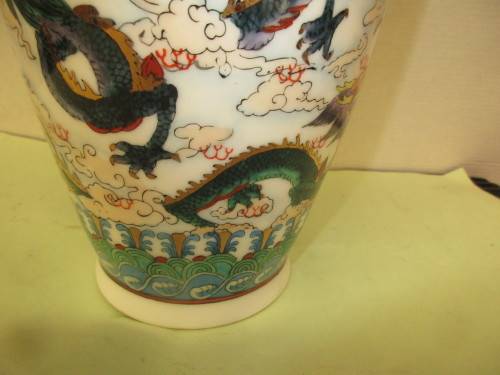 BEAUTIFUL ZHONGGUO  JINGDEZHEN TALL VASE DRAGONS PATTERN