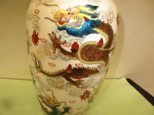 BEAUTIFUL ZHONGGUO  JINGDEZHEN TALL VASE DRAGONS PATTERN
